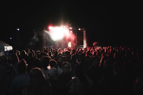 eine Menschenmenge vor einer Bühne mit Lichtern