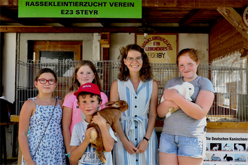 Das Sommerferienprogramm ist eine Initiative von Vizebürgermeisterin Anna-Maria Demmelmayr. Auch heuer können Kinder und Jugendliche zum Beispiel wieder einen Streichelzoo besuchen.