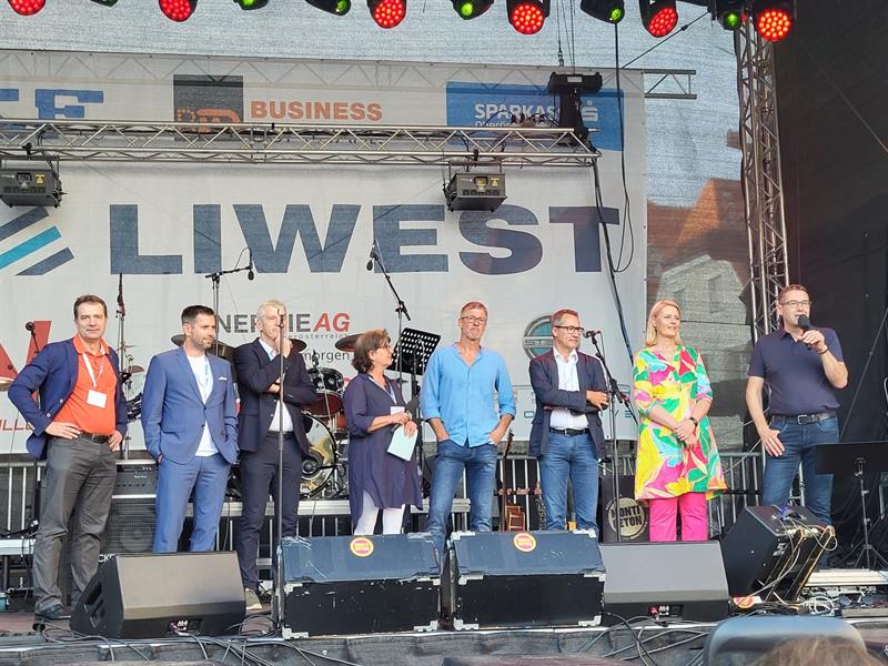 Bürgermeister Markus Vogl eröffnet gemeinsam mit Sponsoren das 43. Steyrer Stadtfest