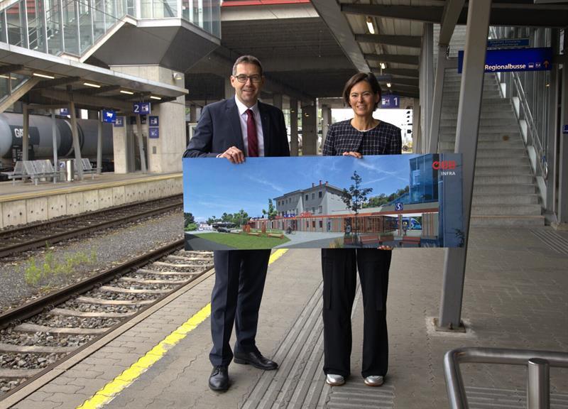 Bürgermeister Markus Vogl und ÖBB-Vorständin Silvia Angelo präsentieren die Pläne für den Steyrer Bahnhof.