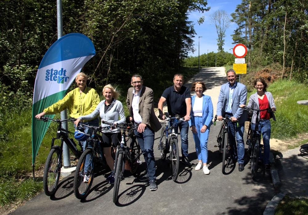 Mitglieder des Stadtsenates eröffneten und testeten den neuen Geh- und Radweg Knoglergründe.